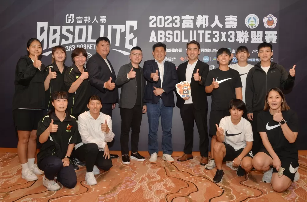 屏東嘉隆鋼鐵總經理林坤樂（右5）、台北北一文教機構執行長李先智（右6）大力支持美和（美和科大提供）。