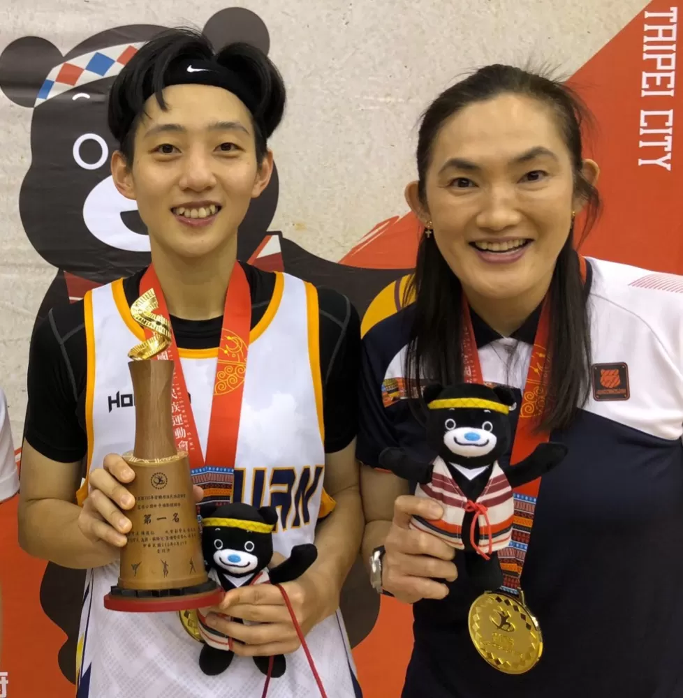 快32歲仍再入選培訓國手的劉希曄（左）與1988年17歲即當香港亞洲盃國手的錢薇娟。