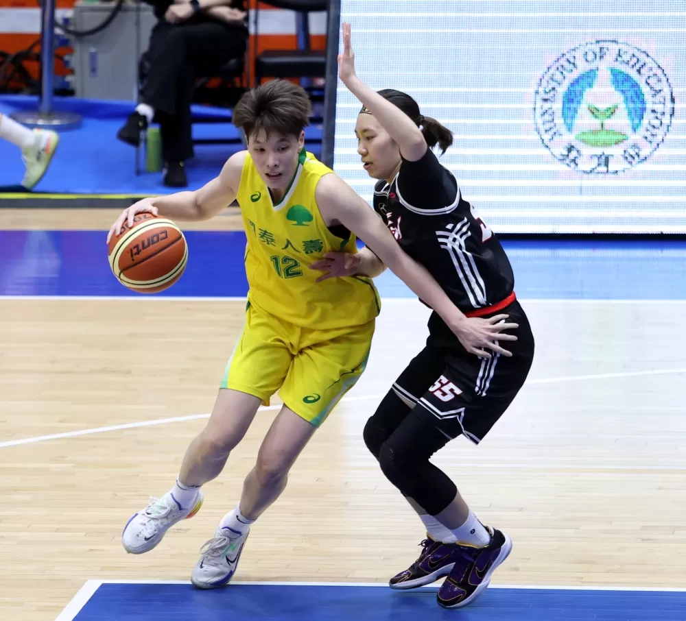 二 度獲選WSBL冠軍賽MVP的林育庭（左）與出身國泰系統的台元主控彭曉彤都入選培訓國手=. 