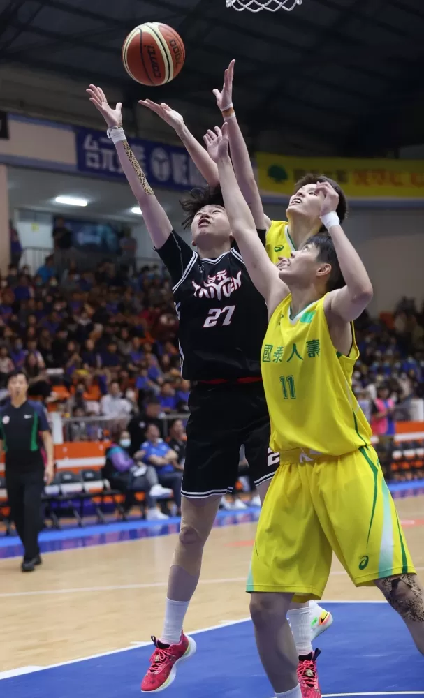 林蝶（左起）、鄭伊秀合扛中華培訓隊禁區。