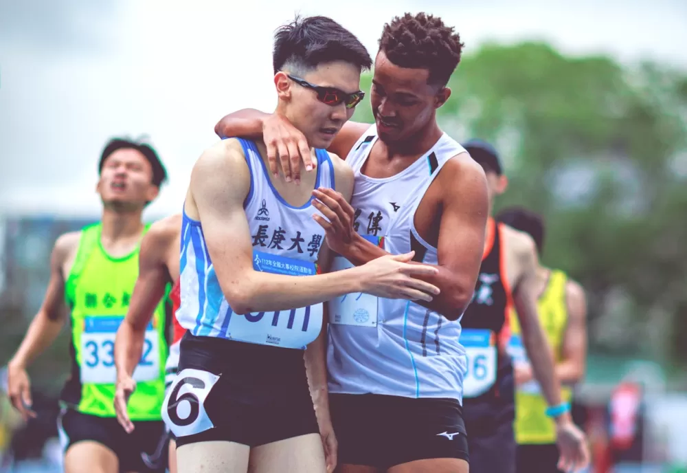 奪銀的傅查斯（右）給王瀚德溫暖。謝秉諭／攝影。