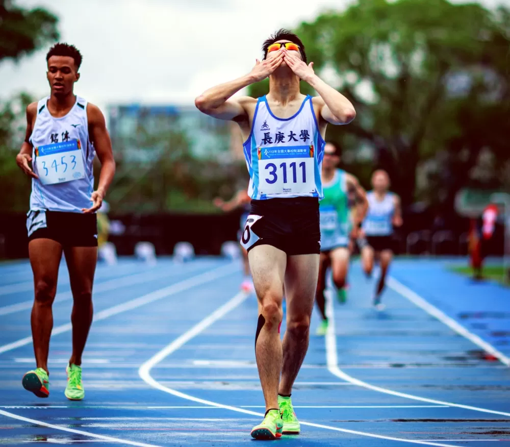 王瀚德（前）勇奪112年全大運一般男1500公尺金牌。謝秉諭／攝影。