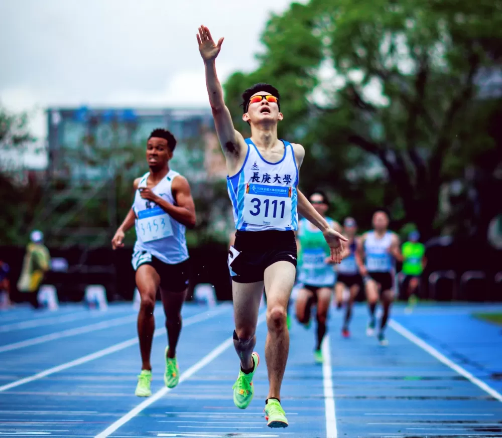 王瀚德（前）勇奪112年全大運一般男1500公尺金牌。謝秉諭／攝影。