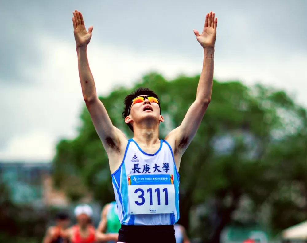 王瀚德勇奪112年全大運一般男1500公尺金牌。謝秉諭／攝影。