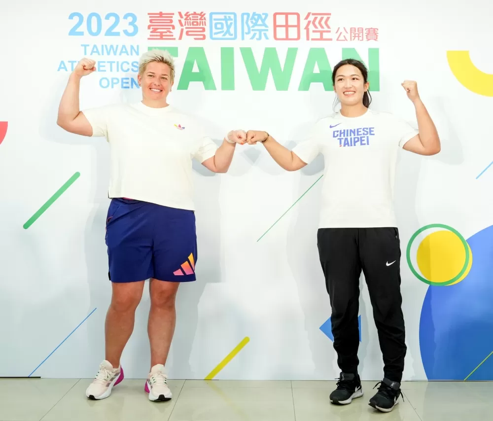 余雅倩（右）與偶像沃達奇克相見歡，兩人都非常期待明天場上的較量。