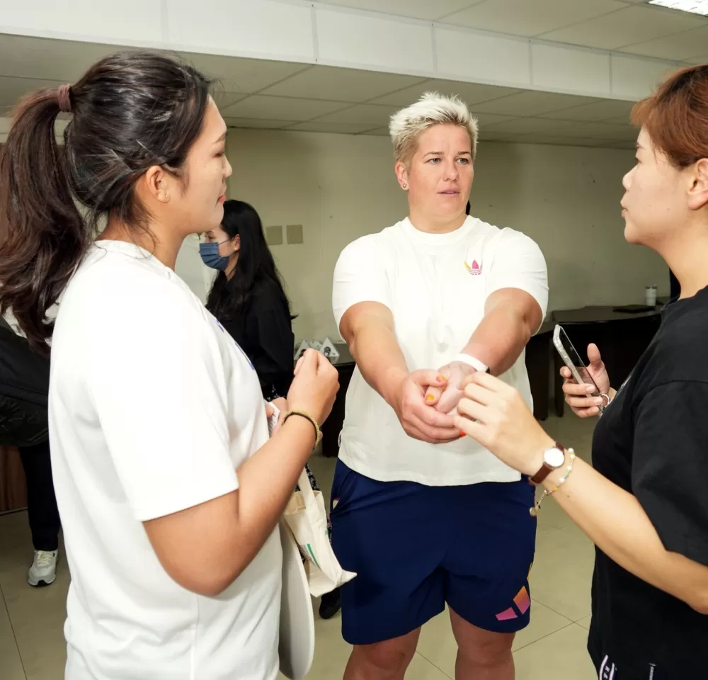 余雅倩私下向沃達奇克請益鏈球投擲的小撇步。