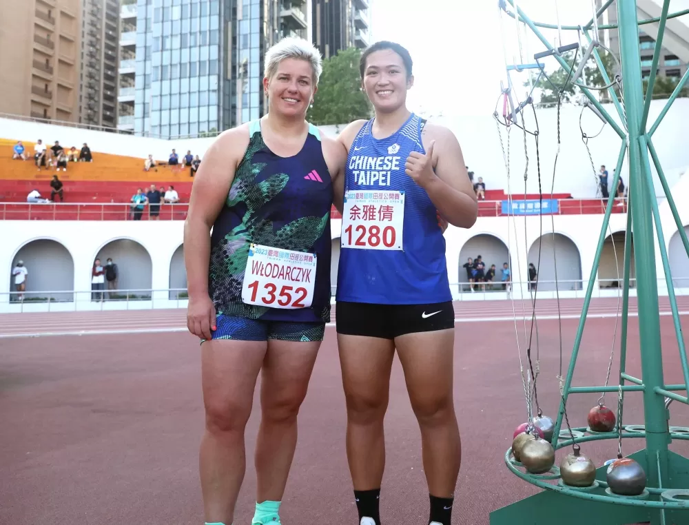 余雅倩（右）很珍惜和偶像Anita Wlodarczyk同台的機會。林嘉欣／攝影。