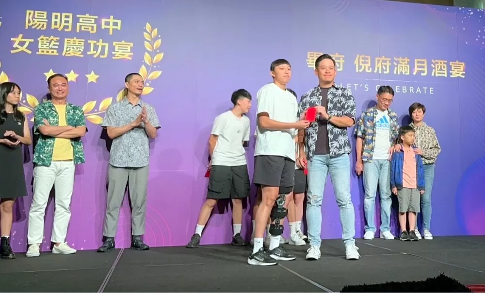 陽明之友在慶功宴贈張聿嵐獎助學金。