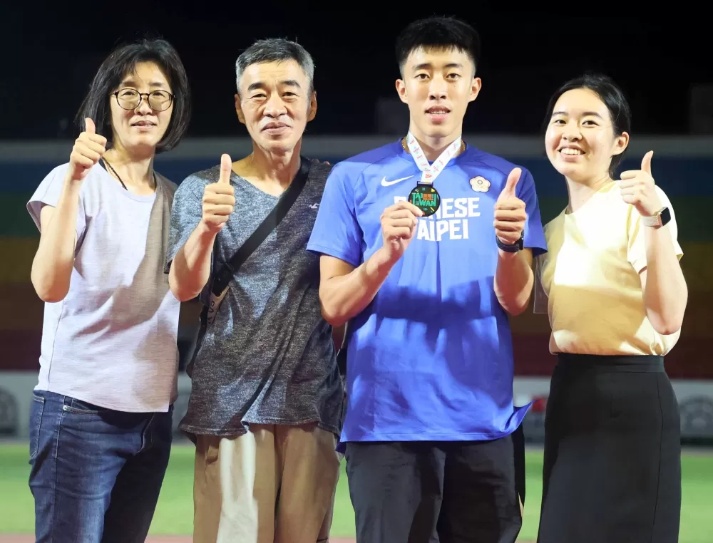 卓家玄（右二）達亞運承繼媽媽蘇瓊月（左）衣缽。林嘉欣／攝影。