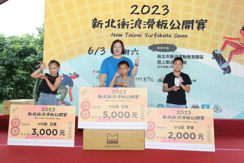 新北市中角國小朱聖雯校長（左2）與U12組前三名合影。（新北市教育局提供）