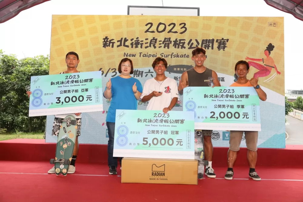 新北市中角國小朱聖雯校長（左2）及裁判長黃吉元（右1）與公開男子組前三名合影。（新北市教育局提供）