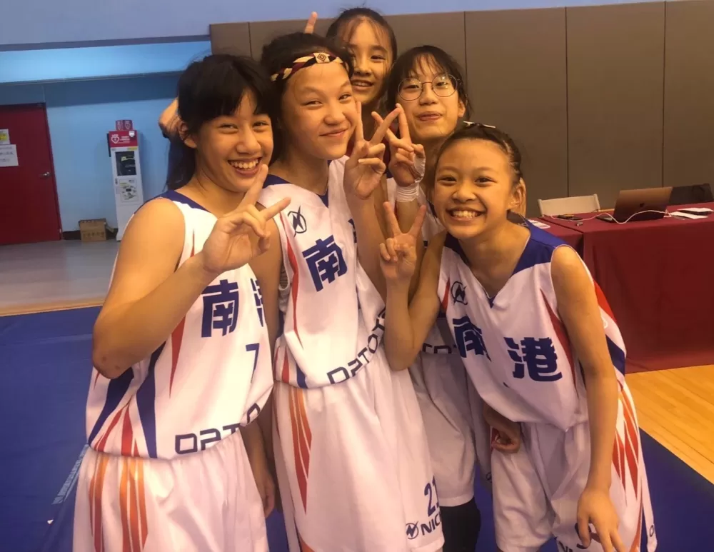 南港龍鳳胎張念慈（左1）、6姊妹老么周霓（右1）將分道揚鑣JHBL 各為其主   