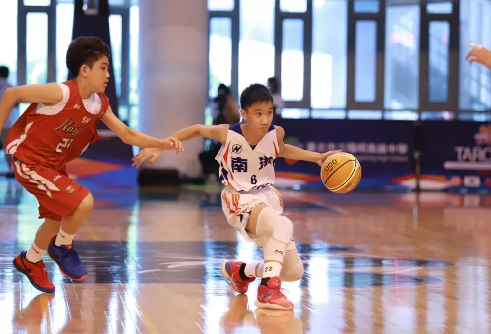 南港龍鳳胎弟弟張奕翔運球突破  