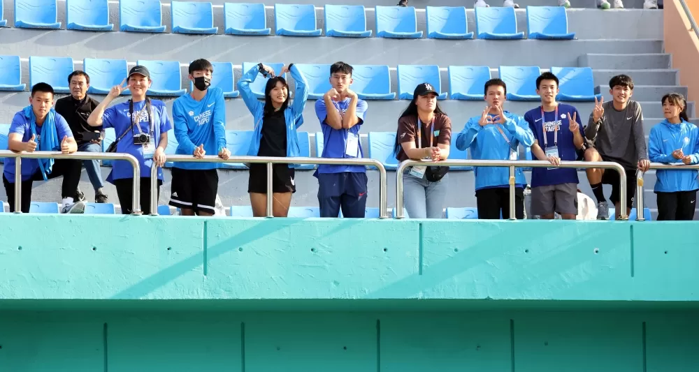 中華隊小將為隊友加油。林嘉欣／攝影。