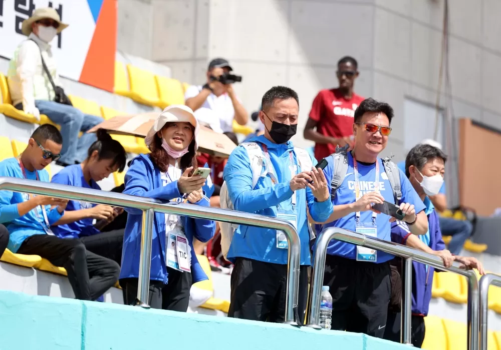 中華隊隊職員為選手加油。林嘉欣／攝影。