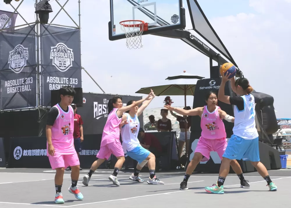 美和科大A、B兩隊上演同室操戈戲碼,最終A隊技高一籌獲勝。(美和科大提供)