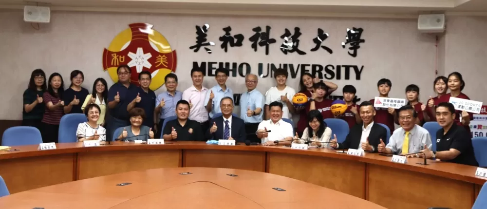 支持美和科大女子籃球隊的長官與企業界與球隊合影。（美和科大提供）