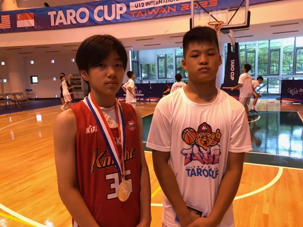 南港曾憲邦與南韓男籃後衛「一哥」金多安惺惺相惜。