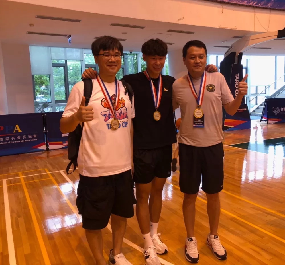 黃宙騏與南港總教練蔡明善、卓燈賢（右）。 