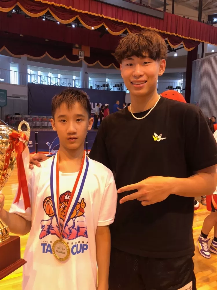 改名黃宙騏旅美順利返台鼓勵同為MVP級的南港主控張奕翔。 