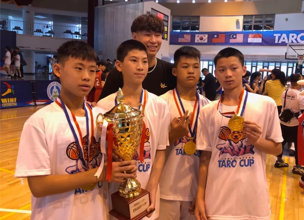 前南港MVP黃以喆旅美打NCAA前返台替南港小學弟加持。  