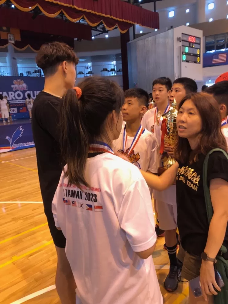 黃宙騏跟南港學弟學妹述說旅美心路歷程。