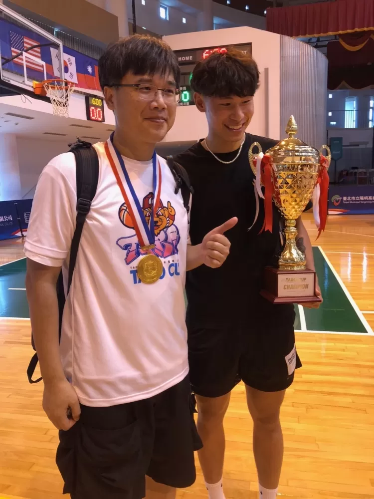 黃宙騏與南港總教練蔡明善   