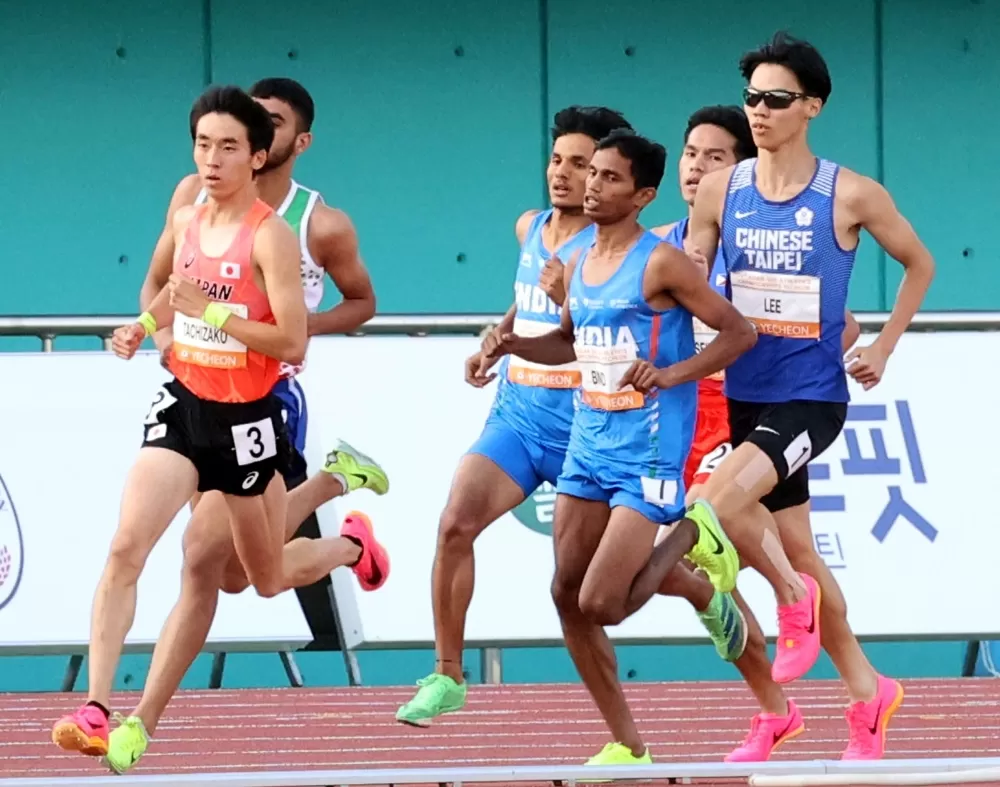 第一圈李安翊（右）先跟著跑。林嘉欣／攝影。