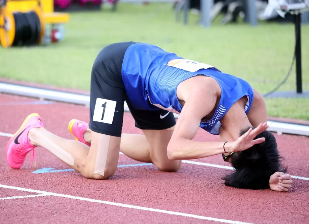 李安翊金變銀超嘔跪地抱頭啜泣。林嘉欣／攝影。