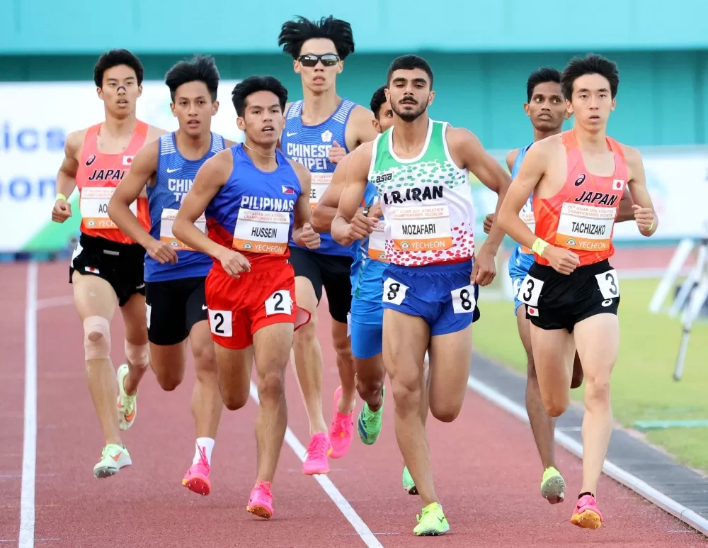 第一圈李安翊（右）先跟著跑。林嘉欣／攝影。