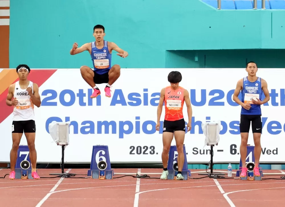 林柏勳（左二）暖身時跳超高的，網友笑說他可以考慮兼練跳高。林嘉欣／攝影。