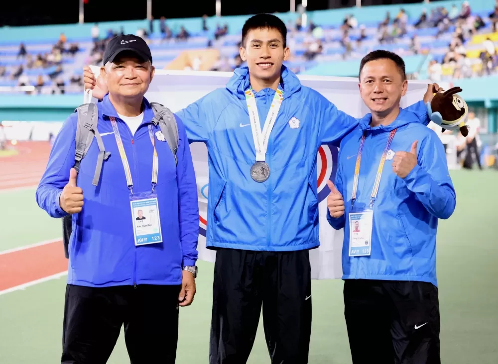 林柏勳(中)飆10秒42奪銀。林嘉欣/攝影。