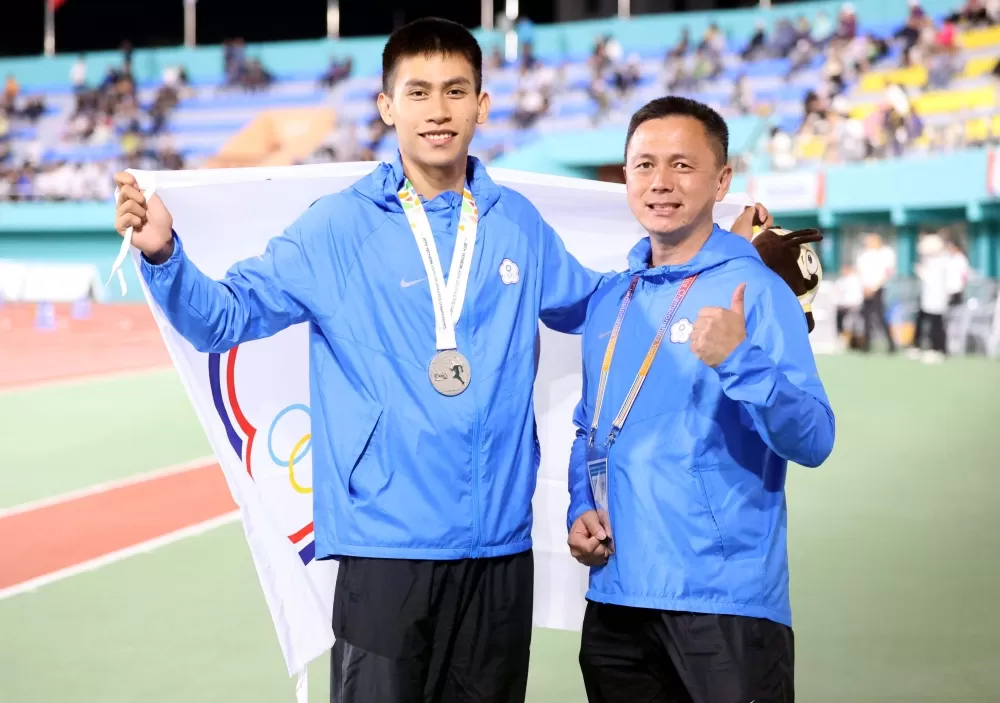 林柏勳（左）飆10秒42奪銀。林嘉欣／攝影。