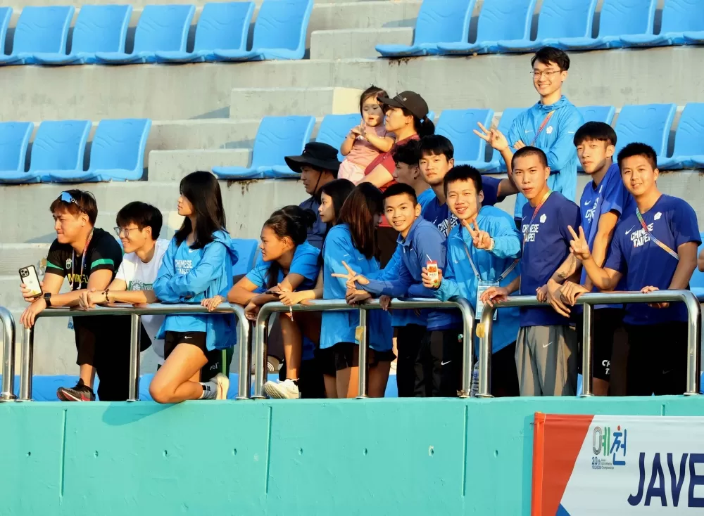 中華隊隊職員為選手加油!林嘉欣/攝影。