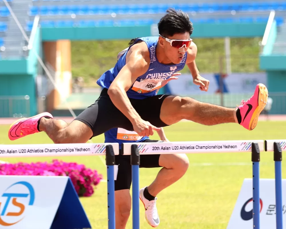 謝元愷在亞青田徑賽110公尺跨欄奪金。林嘉欣/攝影。