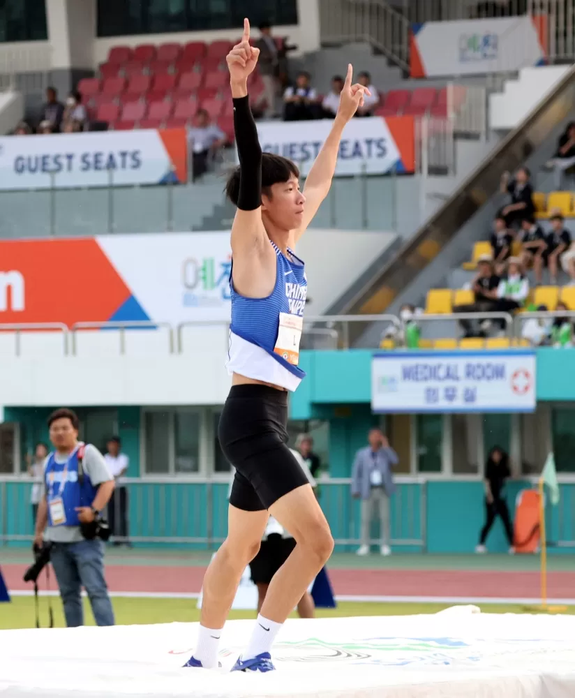 羅子杰平U20全國紀錄在亞青田徑賽男子跳高奪金超嗨。林嘉欣／攝影。