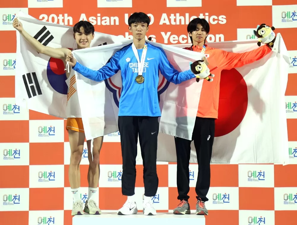 羅子杰(中)平U20全國紀錄在亞青田徑賽男子跳高奪金。林嘉欣/攝影。