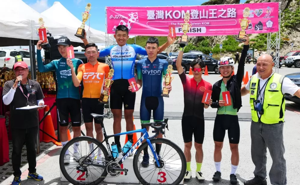 男子總排名前六名頒獎。