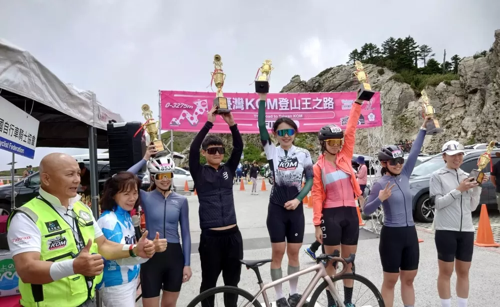 女子總排名前六名頒獎。