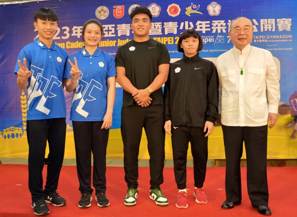 2023東亞青年暨青少年柔道公開賽(左起)賴旻洋 陳雨翎 孫立威 沈奕熙 呂威震理事長（中華民國柔道總會提供）