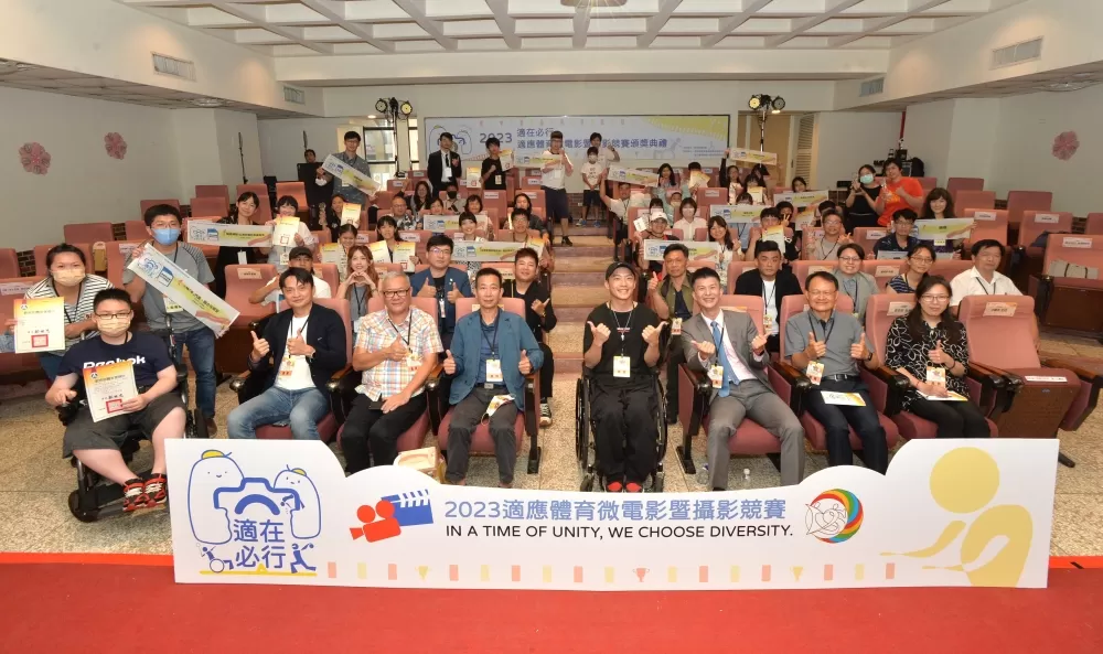 全體大合照,計畫主持人姜義村(前排右三)(國立臺灣師範大學提供)。