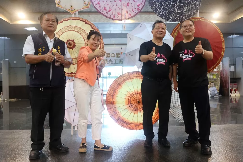 南投縣副縣長王瑞德(右二)和自行車騎士協會秘書長何麗卿(左二)大力推薦南投特色竹編傘。中華民國自行車騎士協會/提供。