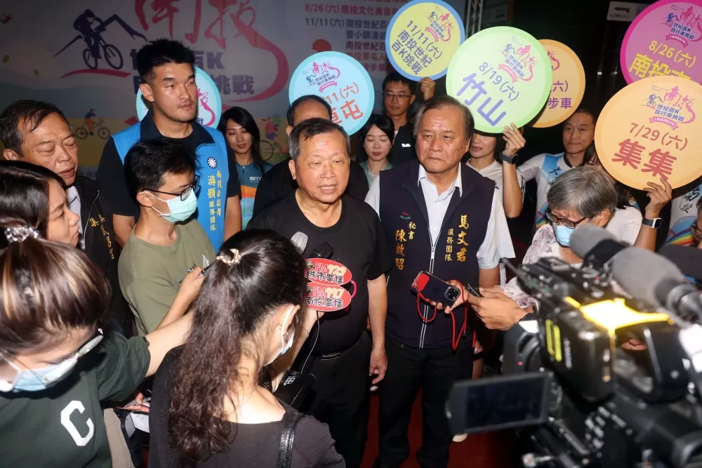 南投縣副縣長王瑞德接受媒體聯訪。中華民國自行車騎士協會／提供。