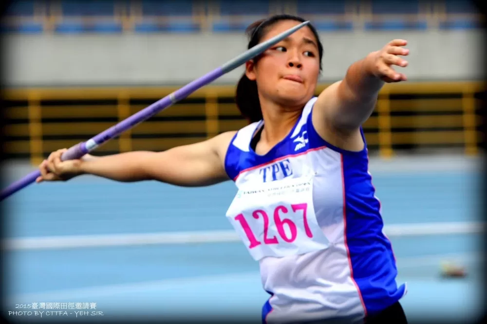 前女子標槍全國紀錄保持人張竹「划」進世大運。葉慶年／攝影。