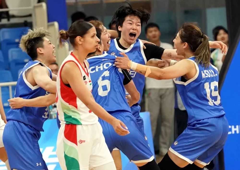 中華女籃三連勝晉四超嗨，和黯然退場的匈牙利球員形成強烈對比。大專體總提供。