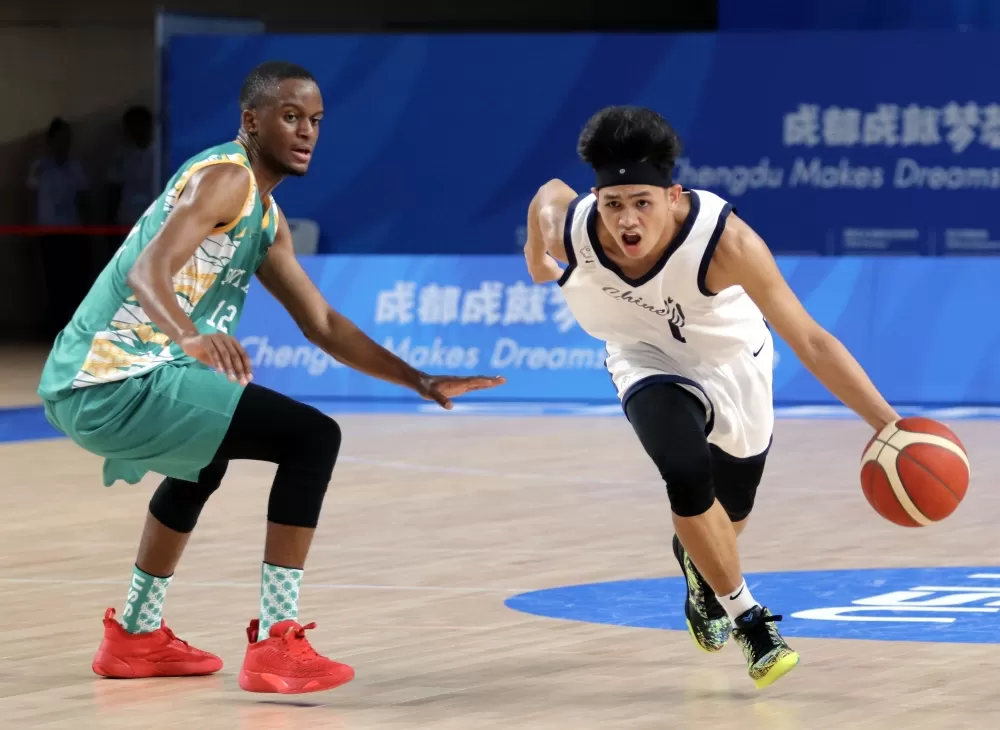 游艾喆頻攻禁區,讓南非防線潰堤。楊秩瑄、林俊佑/攝影。