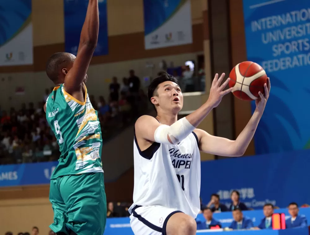 呂威霆扛起禁區防守,讓對手吃道地的麻辣鍋。 楊秩瑄、林俊佑/攝影。