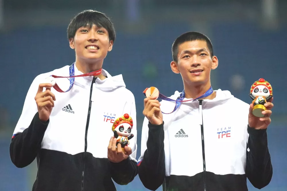 傅兆玄(左)和蔡維智在成都世大運男子跳高銀包銅。莊善茵/攝影。