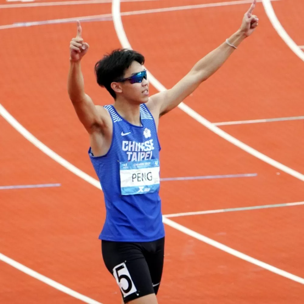 彭名揚400欄奪金破全國達標奧運,高舉雙手慶祝。廖建杰/攝影。