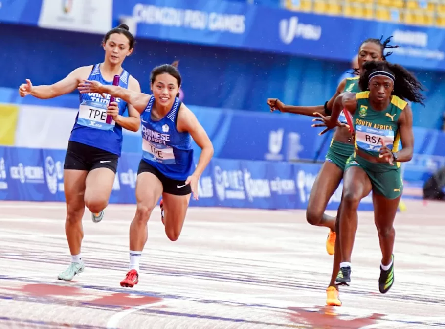 第二棒張秝羚交棒給第三棒劉立琳時發生失誤。王棋元/攝影。